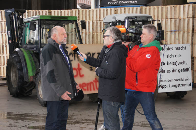 Demo-Szenen: Ein Kamerateam des ZDF interviewt BLHV-Prsident Werner Rpple, whrend ... 