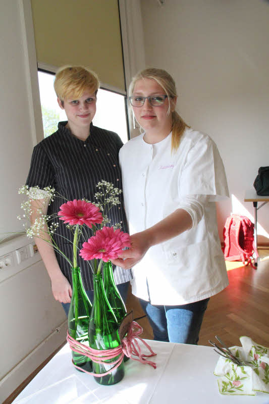 Die Zweitplatzierte Isabell Arrmbruster (17) aus Oberwolfach (links) und die Siegerin der Hauswirtschaft beim Berufswettbewerb, Katharina Benz (18) aus Ohlsbach vor deren Tischdekoration.