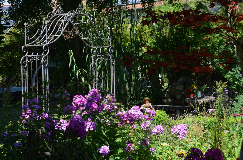 Garten Breisacher/Ihringen: berall imm Garten gibt es vertrumte lauschige Pltze, die zum Verweilen einladen. 
