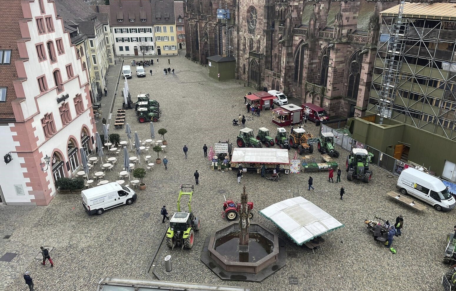 Leerer Mnsterplatz in Freiburg:  Am Montag fiel dort der traditionelle Markt aus. Die Buerinnen und Bauern fuhren stattdessen mit Traktoren vor und informierten  ber den Grund ihres rgers und des Protests.