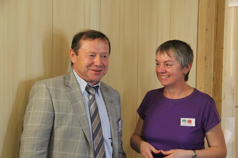 Auch das Ehrenamt war vertreten: Hier BLHV-Vizeprsident Karl Silberer im Gesprch mit BBZ-Sekretrin Heidemarie Rieser.