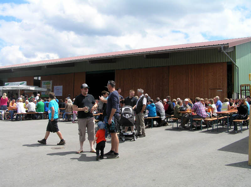 Auf dem Haldenhof in Obereschach genossen mehr als 1000 Besucher die Bewirtung durch die Vereine.
