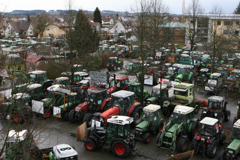 Jede Menge Traktoren  hier ein Ausschnitt  parkten bei der Humpishalle in Brochenzell. Da Sonderkulturenanbau meist mit Schmalspur-schleppern stattfindet, passten viele auf die Parkpltze drauf. 