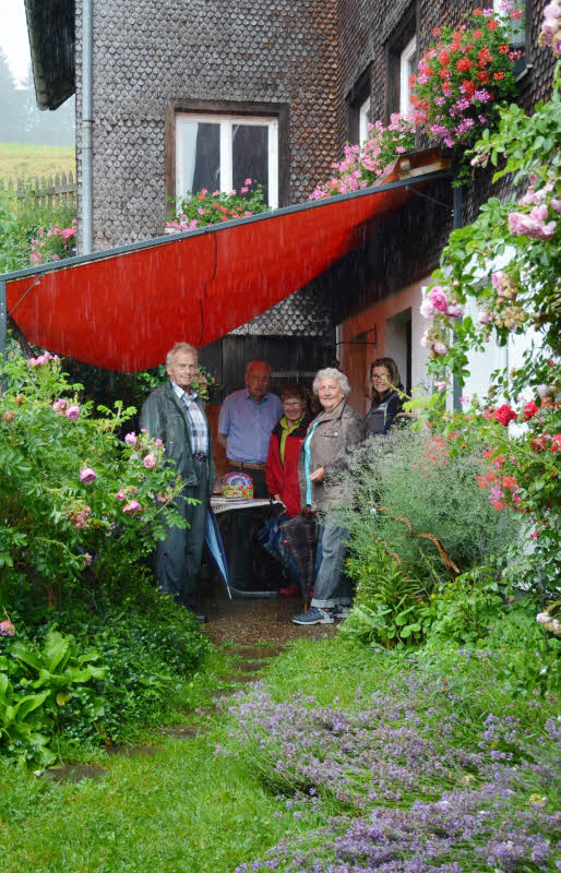 Burghof Bauerngarten/Furtwangen von Gertrud Zapf: Trotz deftiger Regengsse kamen wetterfeste Garteninteressierte trotzdem - Regenjacke, Gummistiefel und Schirm im Gepck.