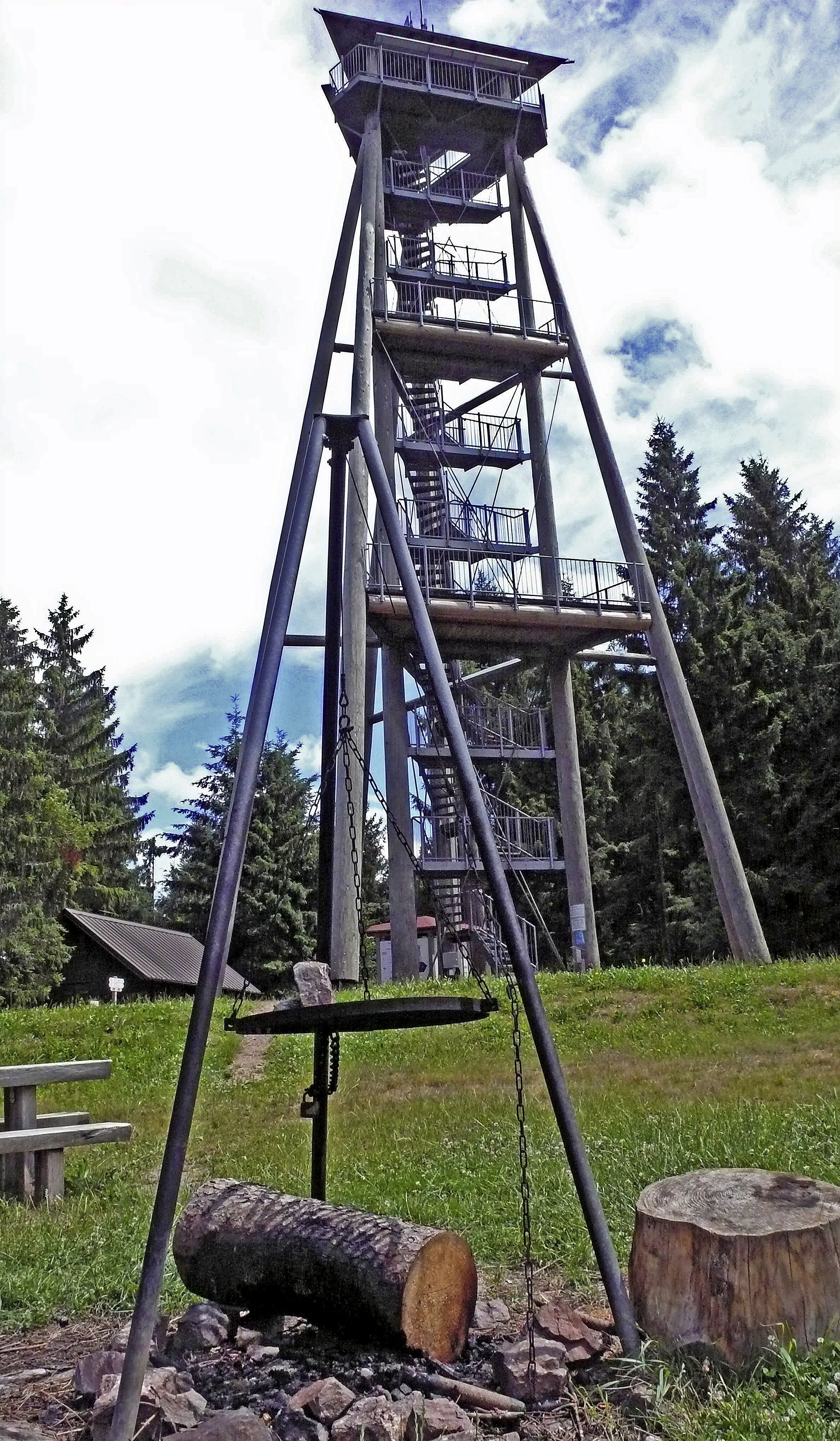 Der 744 Meter hohe Hnersedel ist der Hausberg von Freiamt. Der Aussichtsturm dort bietet einen tollen Rundblick, die Grillstelle ldt zur Rast ein.