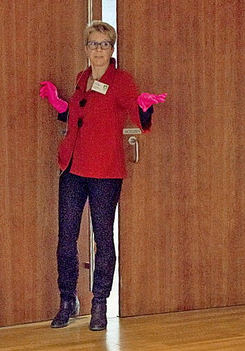 Petra Breitenfeldt lie die Teilnehmerinnen darber nachdenken, wie sie einen Saal betreten. Mit pinkfarbenen Handschuhen unterstrich sie ihre Gestik.