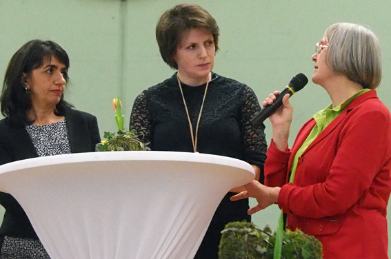 In der Gesprchsrund berichtete Elisabeth Lay (rechts), Vorsitzende der Landfrauen Btzingen, von ihren Erfahrungen mit geflchteten Menschen. Links neben ihr Anne Krkel und Muhterem Aras.