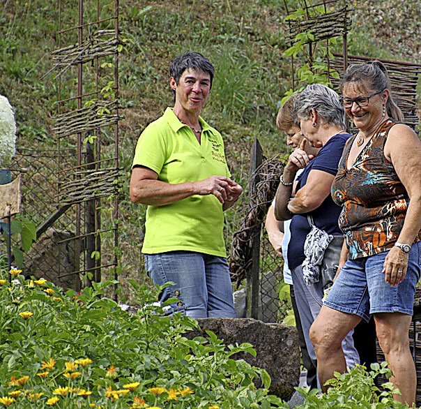 Monika Rauber (grnes Shirt)vom Bhlhof in Gelbach, einem Seitental des Wolftales, zeigt Gartenbesuchern ihren Selbstversorgergarten.