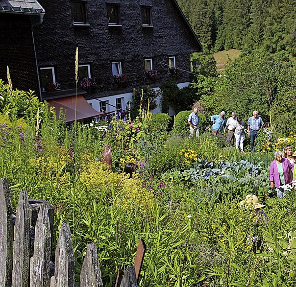 In voller ppigkeit zeigt sich der Bauerngarten des Burghofs in Burghof-Neukirch bei Furtwangen von Gertrud Zapf. Ihre Vorliebe gilt ganz besonders den Trockenblumen.