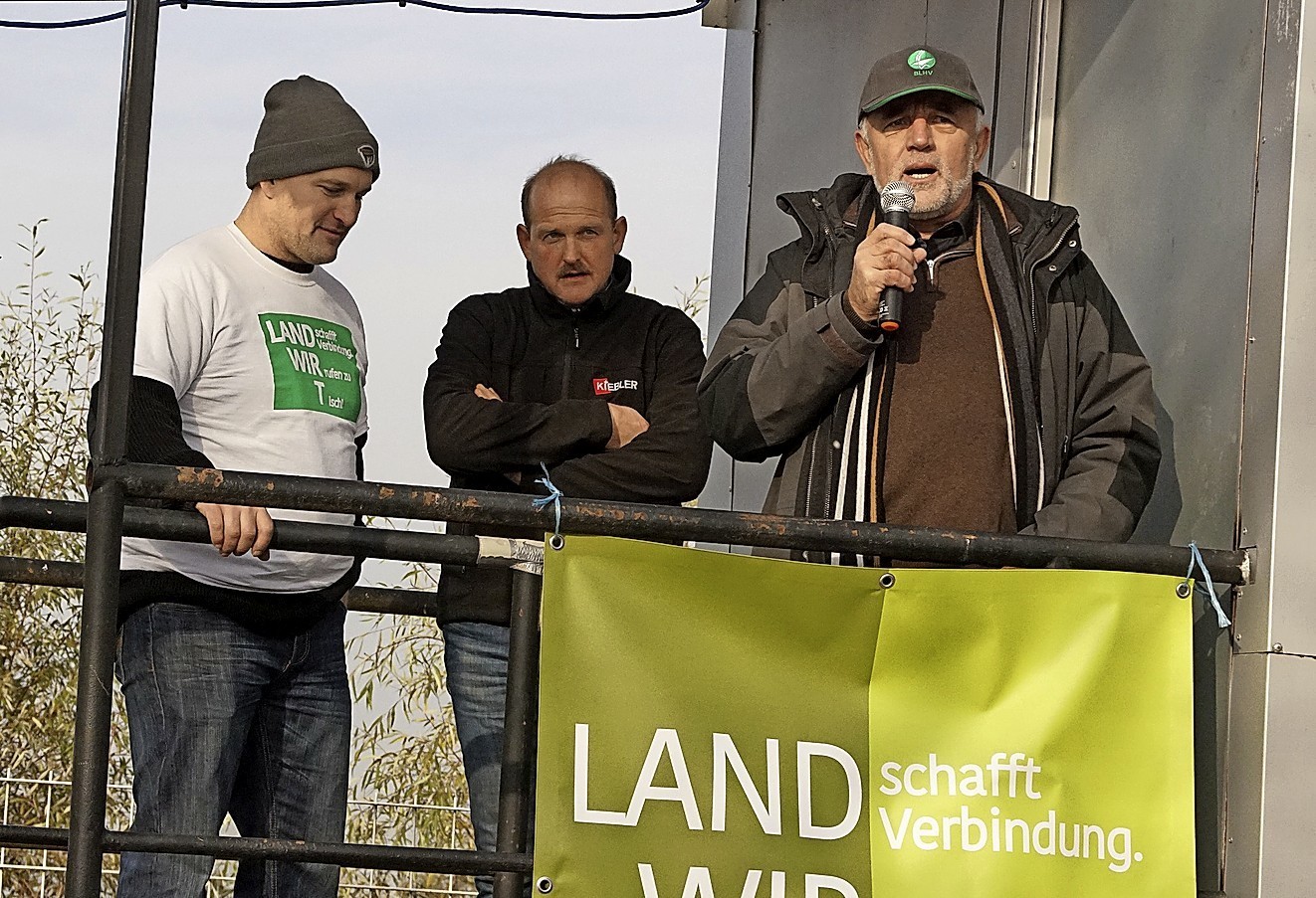 Thomas Frenk (links), Beiratsmitglied  von Land schafft Verbindung, bat BLHV-Prsident Werner Rpple (rechts) und Stefan Lehmann, Mitglied im Bundesvorstand des Bundesverbandes Deutscher Milchviehhalter (BDM), gemeinsam auf die Kundgebungsbhne.