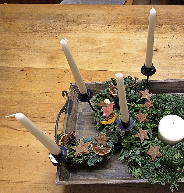 Adventsgesteck von Christa Zentner aus Durbach auf rustikalem Tablett mit Rindensternen, Gewrzen und gemischten Grn
