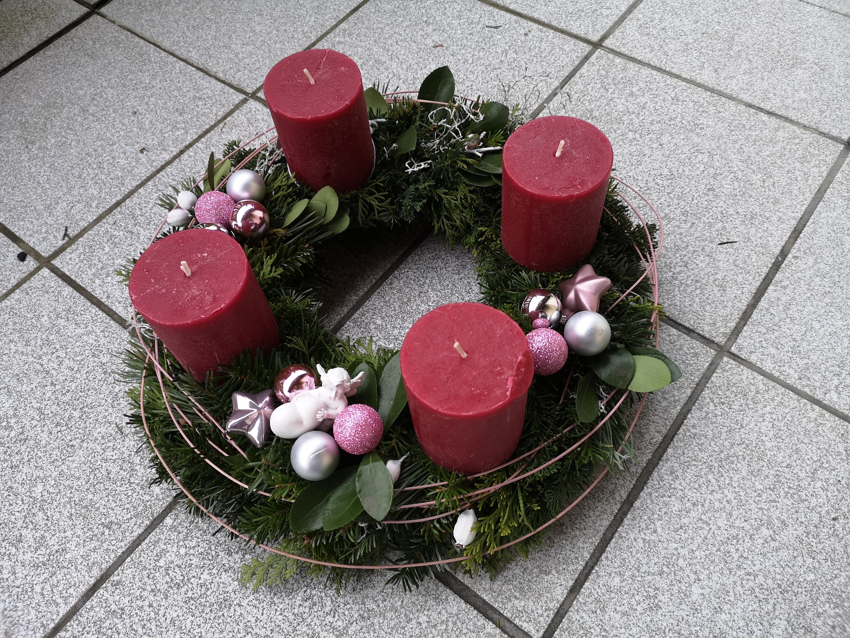 Adventskranz von Elisabeth Frank aus Tengen-Watterdingen mit Engel und Kugeln in Rosa und Silber