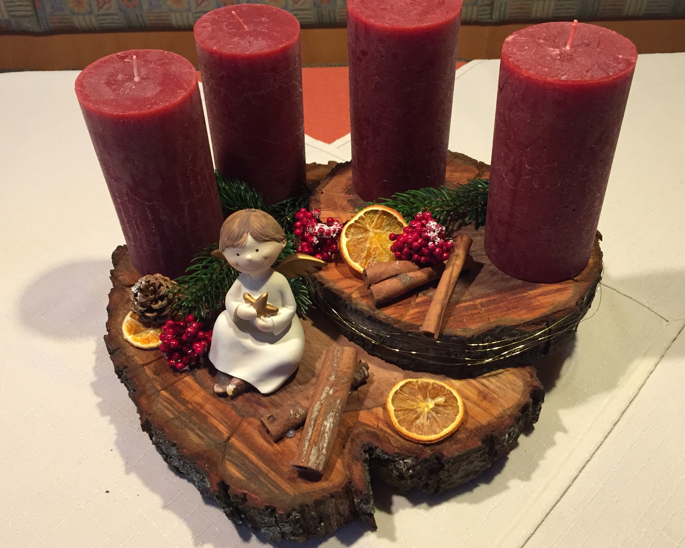 Adventliche, rustikale Holzscheibe mit Engel, Gewrzen, roten Beeren und Grn von Sabine Wanner aus Ottersweier.